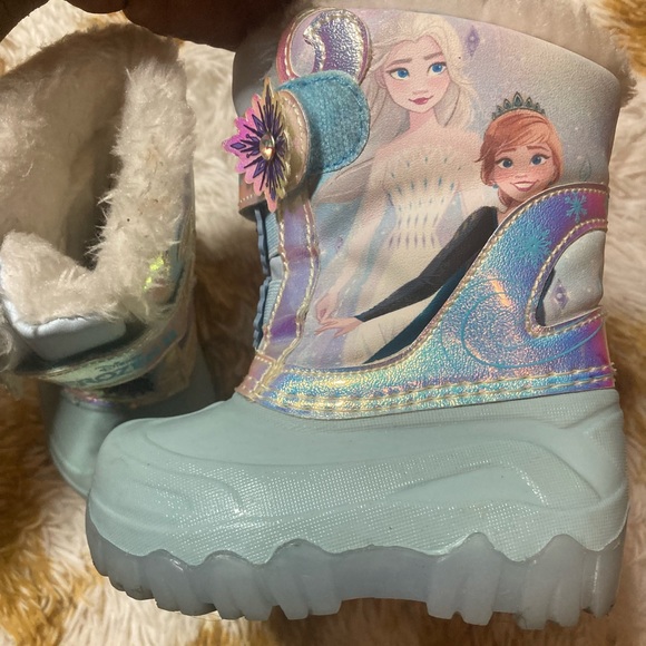 Light up Frozen/Disney fur and rubber rain boots - Picture 3 of 12